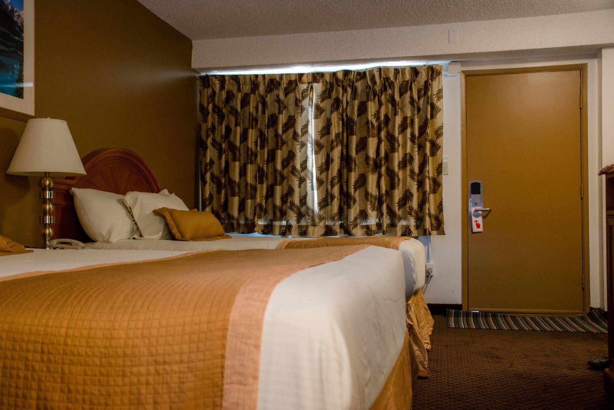 Ramada By Wyndham Medicine Hat Exterior foto